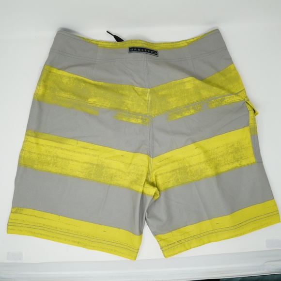 NWT Oakley Swim Trunks Board Shorts 19" Yellow 33 - Picture 2 of 5